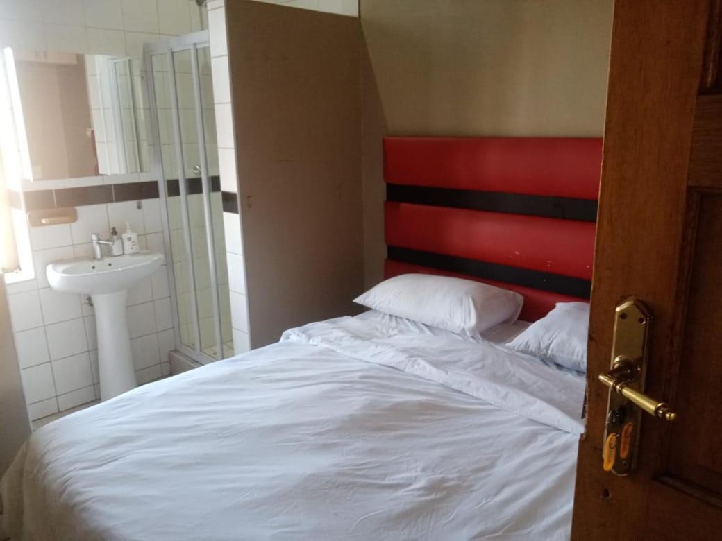 Ebony Guest House พริทอเรีย ภายนอก รูปภาพ