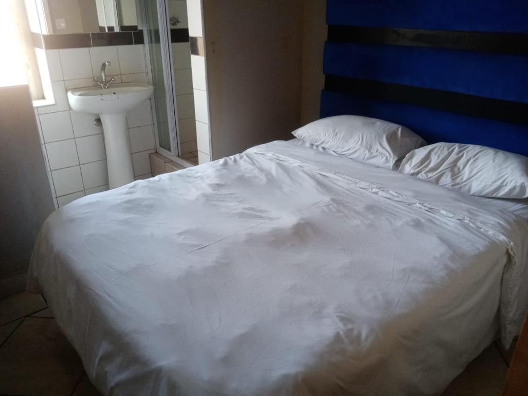 Ebony Guest House พริทอเรีย ภายนอก รูปภาพ