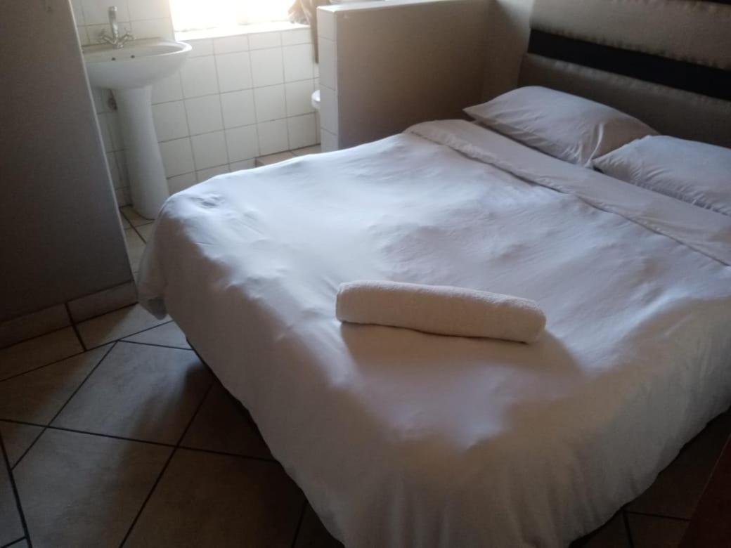 Ebony Guest House พริทอเรีย ภายนอก รูปภาพ