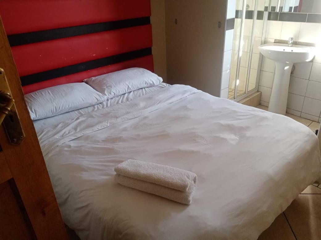 Ebony Guest House พริทอเรีย ภายนอก รูปภาพ